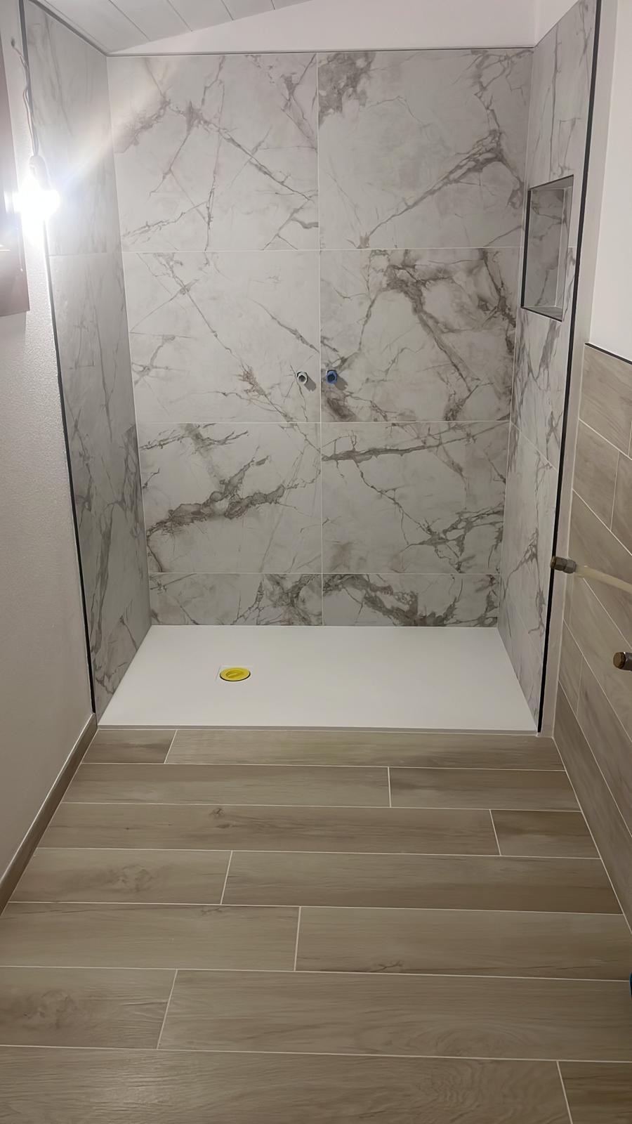 Bagno dopo i lavori, con superfici effetto marmo