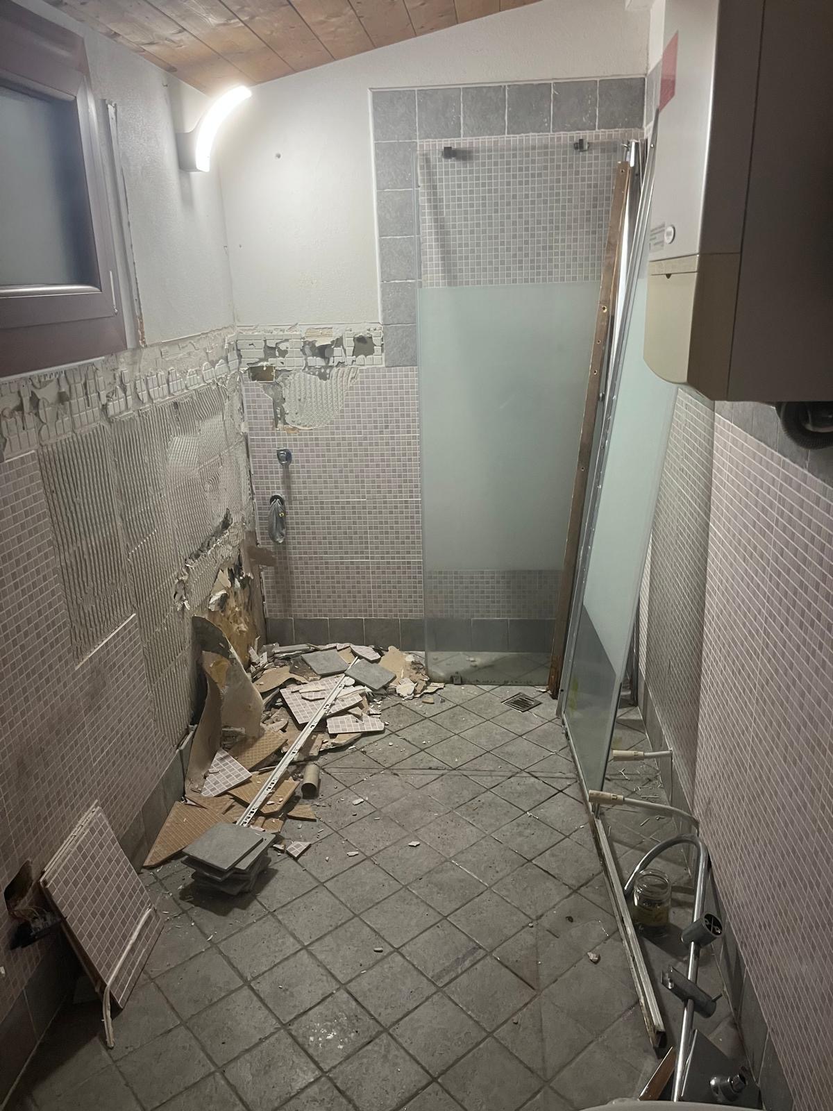 Bagno in fase di cantiere, prima della ristrutturazione