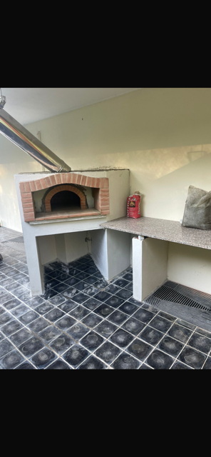 Forno completato con arco in mattoni e piano laterale