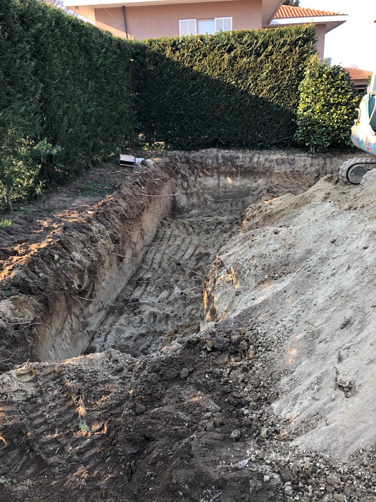 Scavo della piscina con terreno rimosso