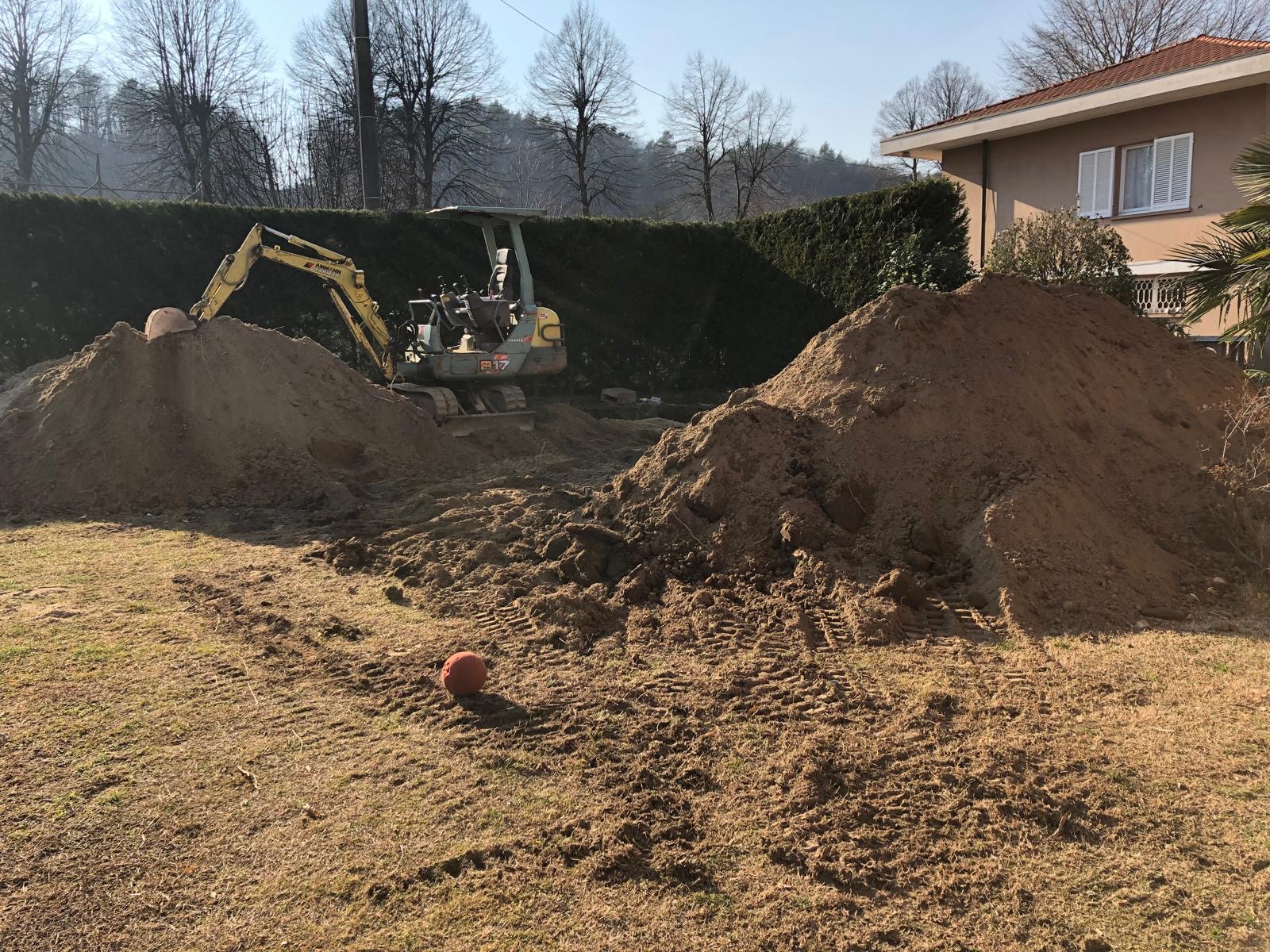 Vista del cantiere della piscina in giardino