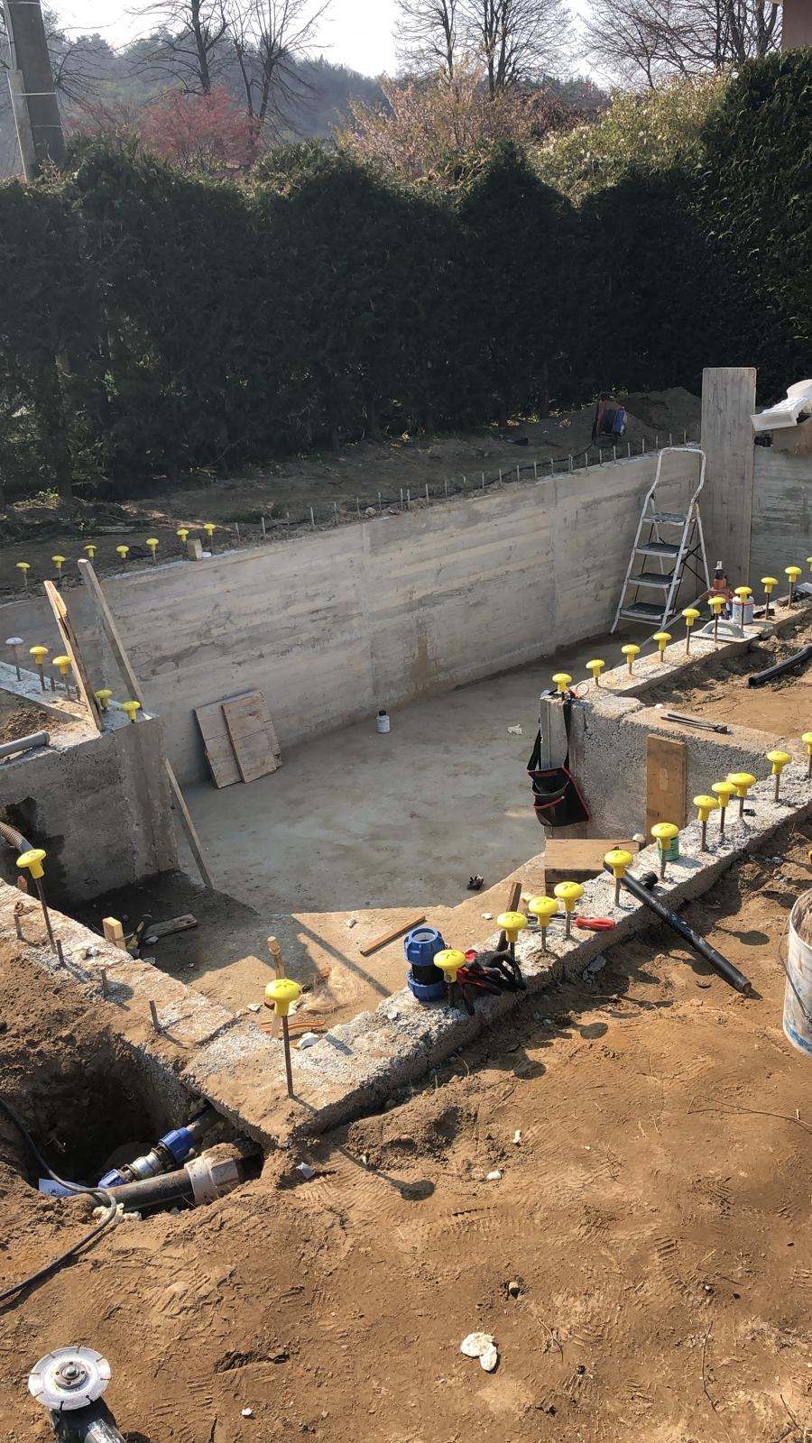 Vasca della piscina in calcestruzzo durante i lavori